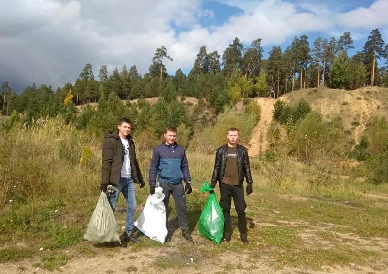 В Татарстане росгвардейцы приняли участие в экологической акции по очистке озера Изумрудное