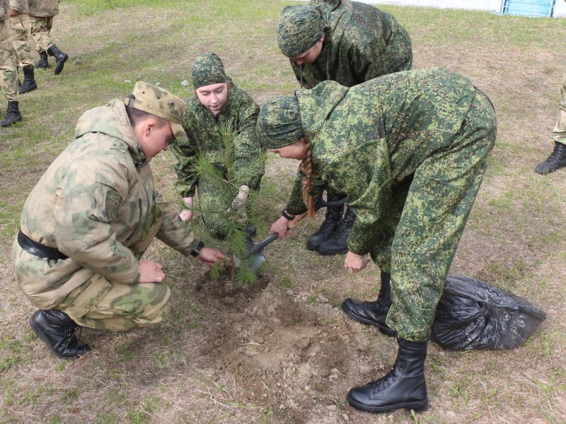 В Иркутской области военнослужащие и воспитанники класса Росгвардии присоединилась к эколого-патриотической акции
«Сад Памяти»