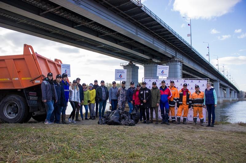 Молодые специалисты «Росводоканал Барнаул» очистили от мусора берег Оби