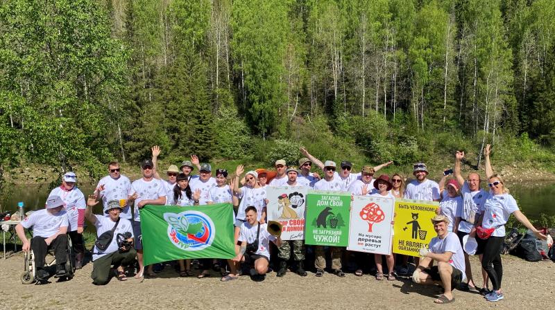 Волонтеры чусовского завода ОМК провели экологическую акцию по очистке берегов реки Усьва