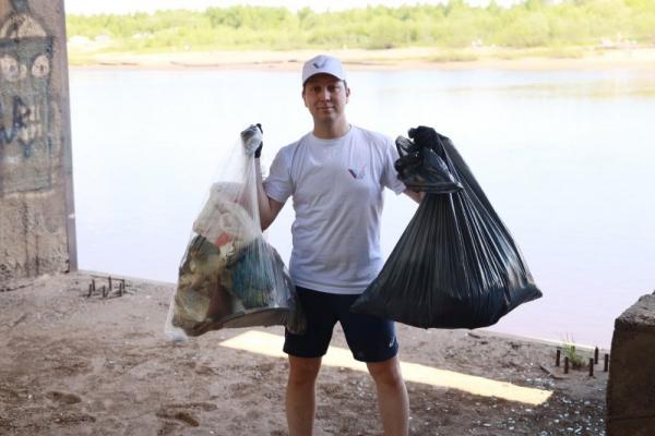 ОНФ в Коми отметил День эколога субботником на берегу реки Сысолы в Сыктывкаре