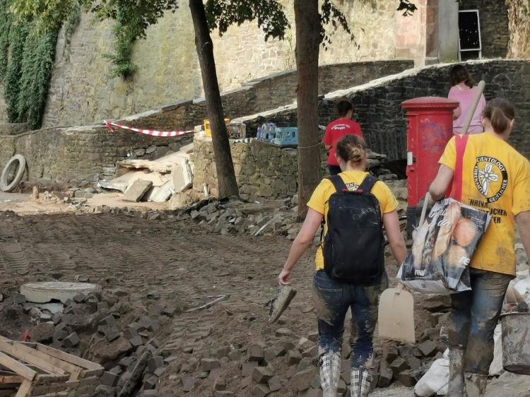 Волонтеры оказывают помощь пострадавшим от наводнения в Германии