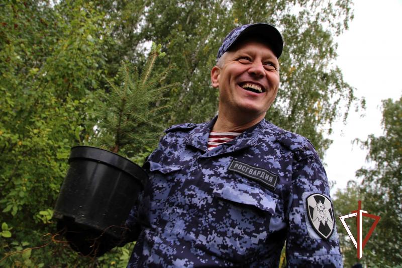 В Челябинске сотрудники Росгвардии стали участниками экологического субботника «Зеленая Россия» по высадке деревьев