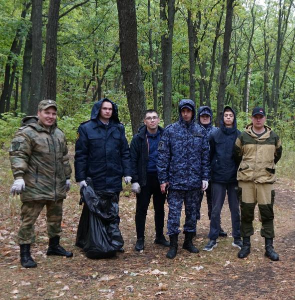 В Ульяновске сотрудники и военнослужащие Росгвардии приняли участие в экологической акции «Зеленая Россия»