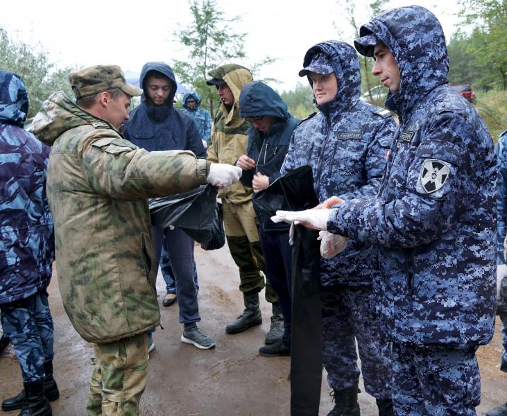 В Ульяновске сотрудники и военнослужащие Росгвардии приняли участие в экологической акции «Зеленая Россия»