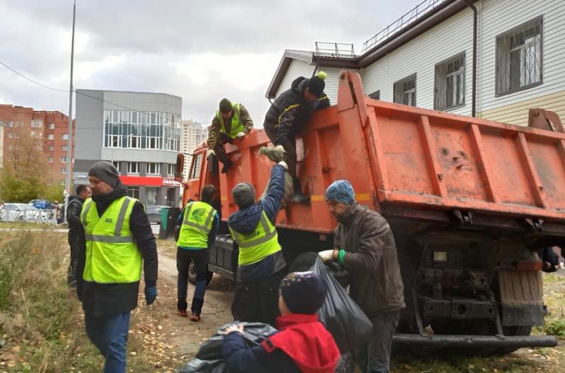 Волонтёры собрали полный КАМАЗ мусора в лесопарке Екатеринбурга