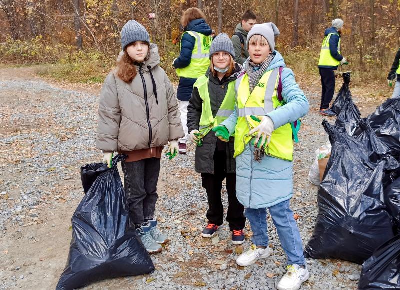 Взрослые и юные волонтеры Екатеринбурга собрали 74 мешка мусора в Юго-Западном лесопарке