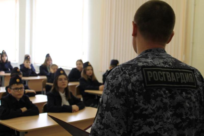 В Оренбуржье сотрудники Росгвардии провели урок мужества для учащихся полицейского класса