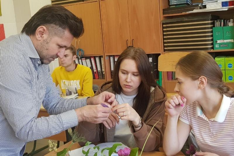 Юные ботаники Московского дворца пионеров учатся составлять формулы цветков