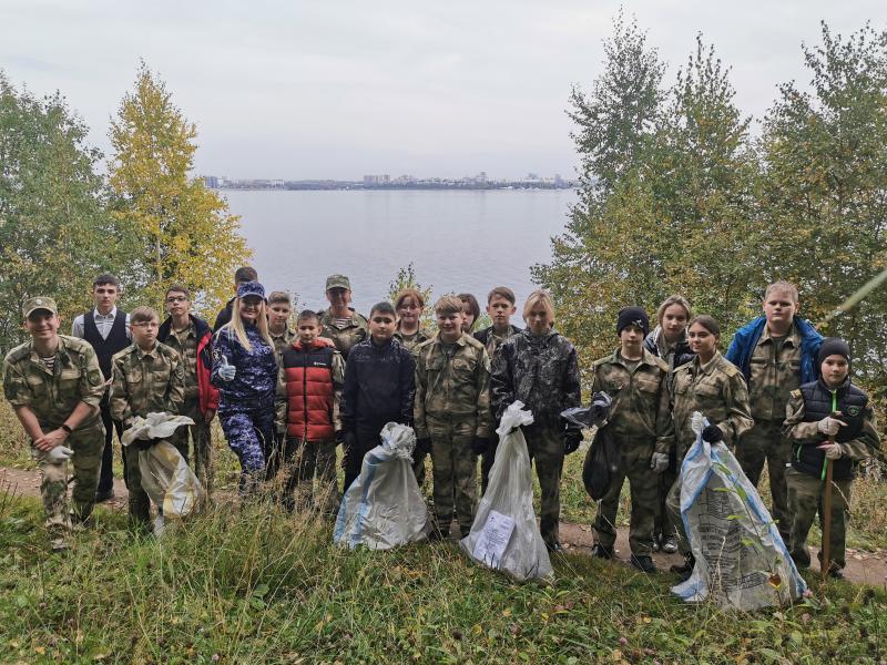 Всероссийскую экологическую акцию «Чистые берега» поддержали кадеты Росгвардии в Иркутске и очистили от мусора прибрежную зону реки Ангара