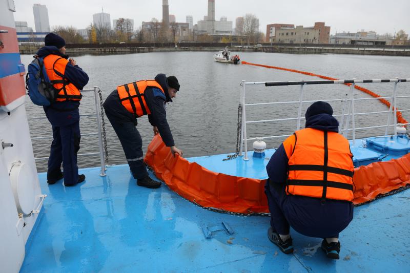 Спасатели на воде прошли курс повышения квалификации по ликвидации разливов нефти и нефтепродуктов