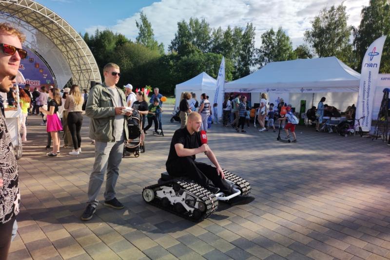 Вместе Ярче: Молодые ученые ЛЭТИ презентовали летающих и сухопутных роботов на экофестивале в Ленобласти