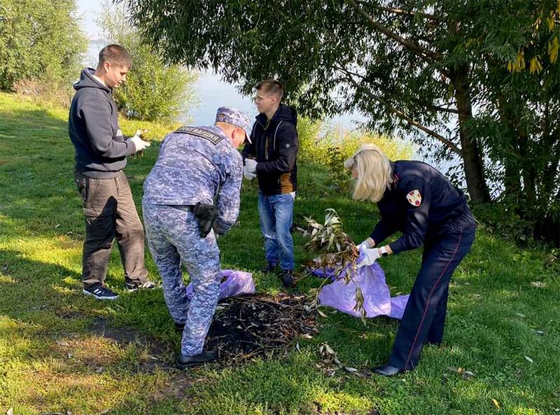 В Челябинске росгвардейцы приняли участие в экологическом субботнике "Зелёная Россия"