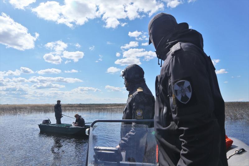 Сотрудники ОМОН «Шквал» Управления Росгвардии по Иркутской области совместно с транспортными полицейскими задержали браконьера в акватории озера Байкал