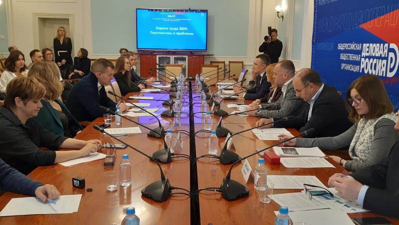 Начальник отдела экологии и техносферной безопасности АО "Желдорреммаш" Анна Петренко выступила спикером “круглого стола” "Охрана труда 2024: Перспективы и проблемы".