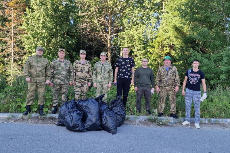Росгвардия в Югре провела экологический субботник по очистке природного парка