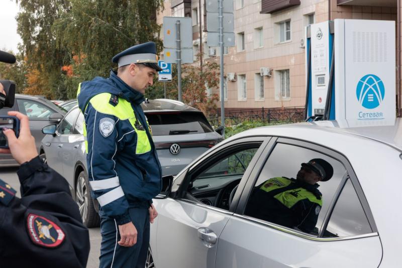 АО «Сетевая компания» и ГИБДД провели совместный рейд по пресечению парковки автомобилей с ДВС у электрозарядных станций