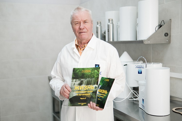 Академик Алексей Горшков объясняет, почему микродозы озона и перекиси водорода делают воду ПВВК безопасной и целебной